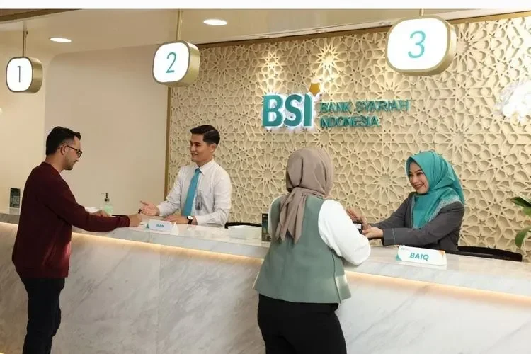 Nasabah berinteraksi dengan petugas di loket Bank Syariah Indonesia (BSI) modern.
