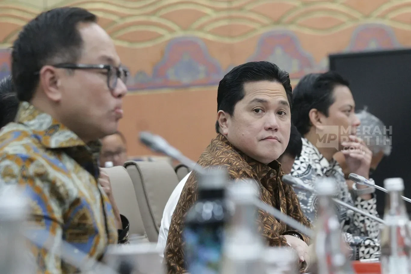 Menteri BUMN Erick Thohir bersama pejabat dalam rapat terkait transformasi BUMN menjadi Badan.