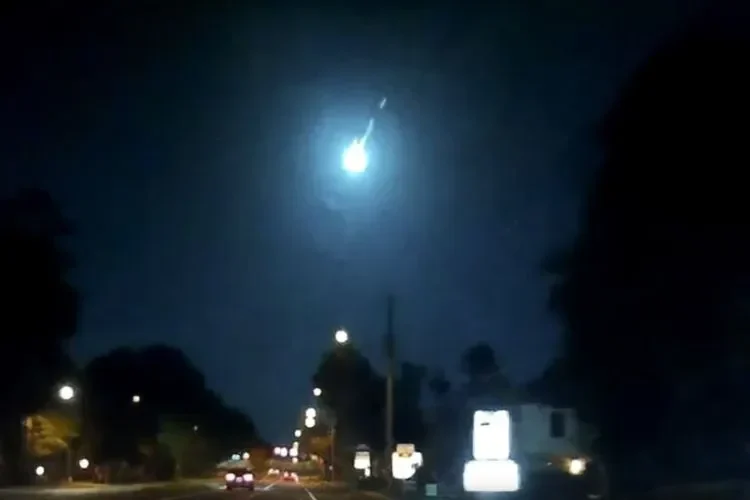 Bola api misterius di langit malam India, terekam dari jalan.