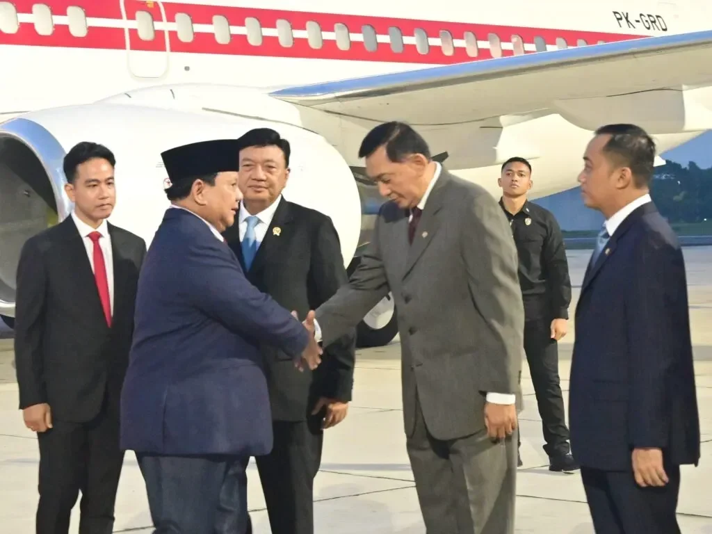 Presiden Prabowo bersalaman jelang lawatan diplomatik ke Jepang dan AS.