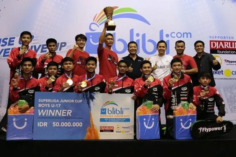 Tim PB Djarum U-15 juara Polytron Superliga Junior 2025 dengan piala dan medali.