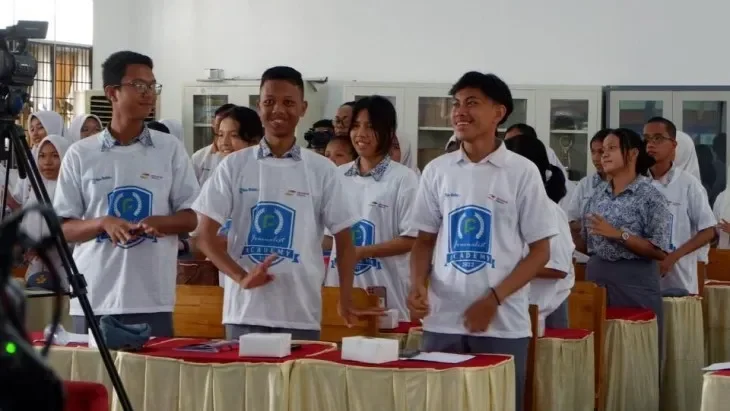 Siswa SMA mengenakan kaos seragam di sebuah acara sosialisasi pendidikan.
