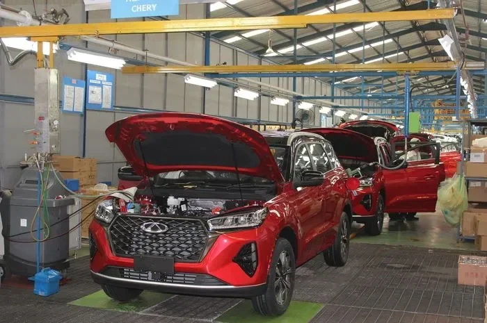 Mobil Chery sedang dirakit di dalam pabrik otomotif di Indonesia.