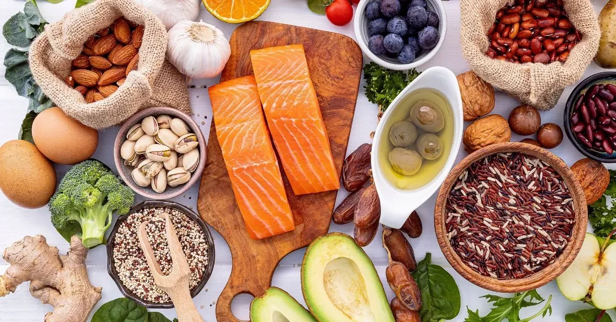 Beragam makanan sehat seperti ikan salmon, kacang-kacangan, telur, dan alpukat untuk menambah berat badan.