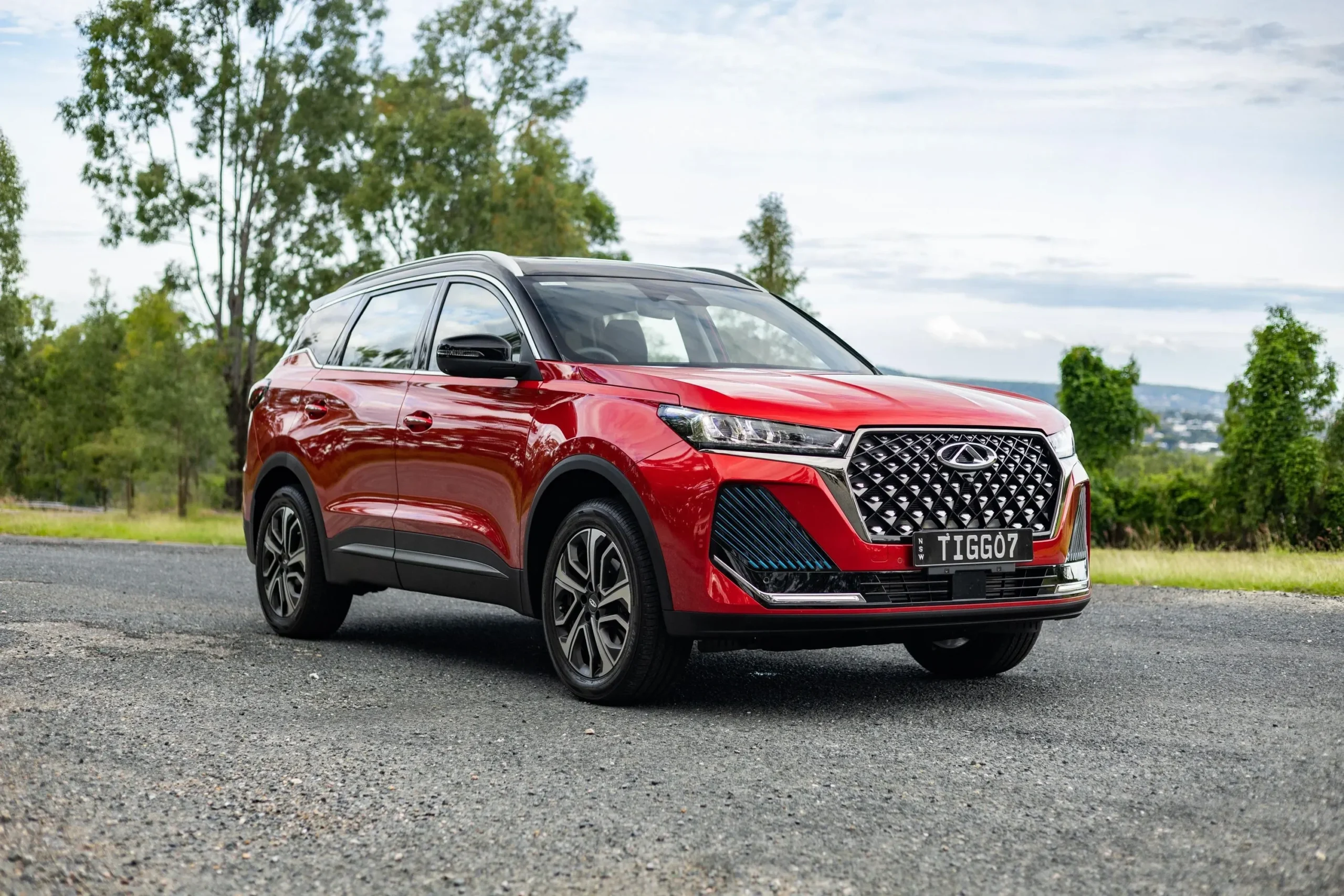 Chery Tiggo 7 berwarna merah, tampak depan, siap mengaspal di jalanan Inggris.