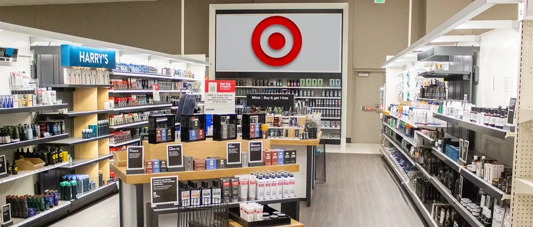 Interior toko ritel modern Target menampilkan lorong produk perawatan pribadi yang tertata rapi.