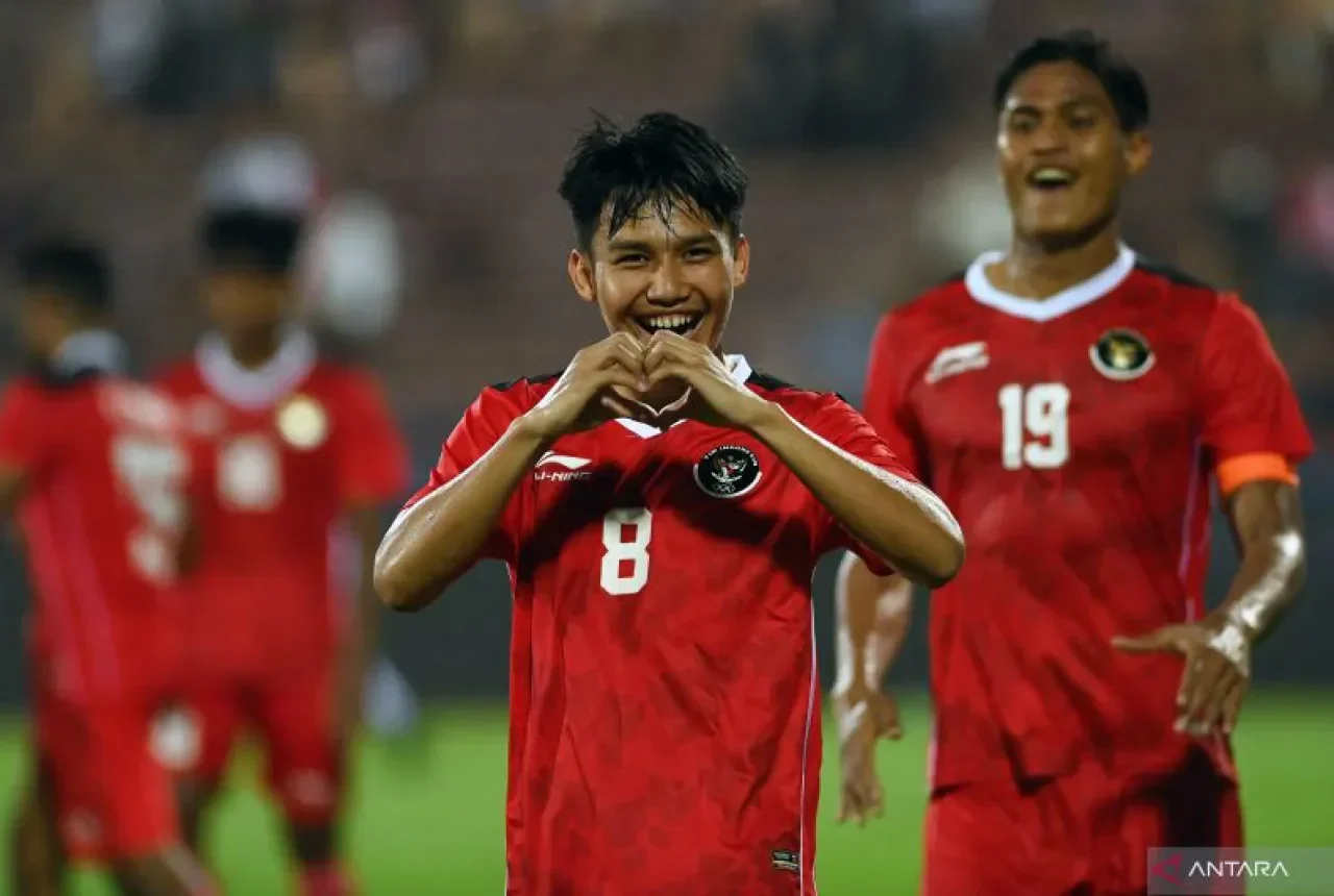 Pemain Timnas U-23 Indonesia merayakan gol dengan membentuk simbol hati.