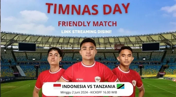 Tiga pemain futsal Indonesia berpose di depan stadion jelang pertandingan melawan Tanzania.