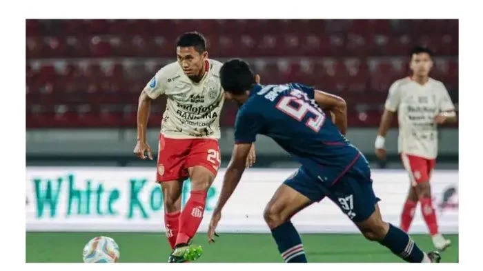 Pemain Dewa United berebut bola dengan pemain PSBS Biak di Stadion Internasional Banten.