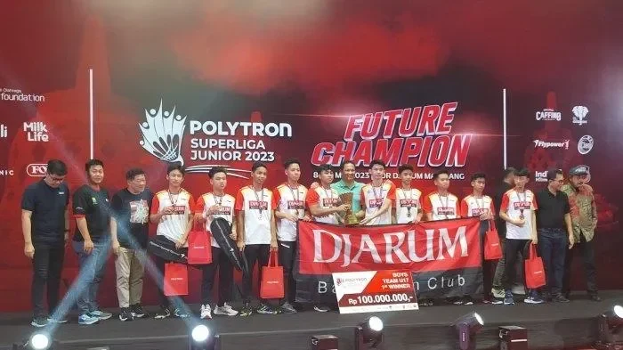 Tim PB Djarum Boys U-15 bersama trofi dan penghargaan di Polytron Superliga Junior 2023.