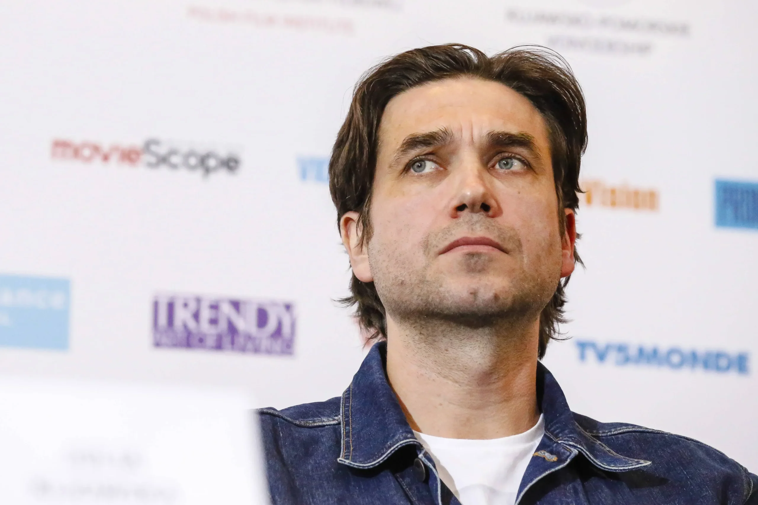 Aktor Josh Hartnett, tatapan ke atas, mengenakan jaket denim.