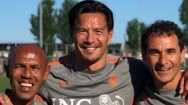 Gerald Vanenburg bersama dua orang lainnya, tersenyum ke arah kamera.