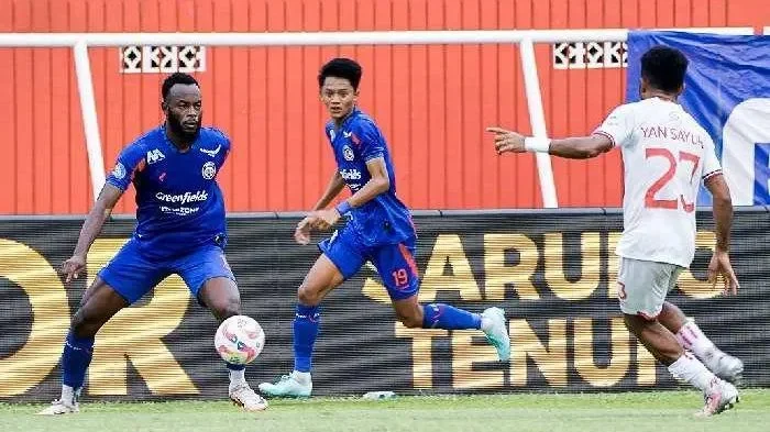 Pemain Malut United berebut bola dengan pemain Bhayangkara FC di Stadion Sumpah Pemuda.