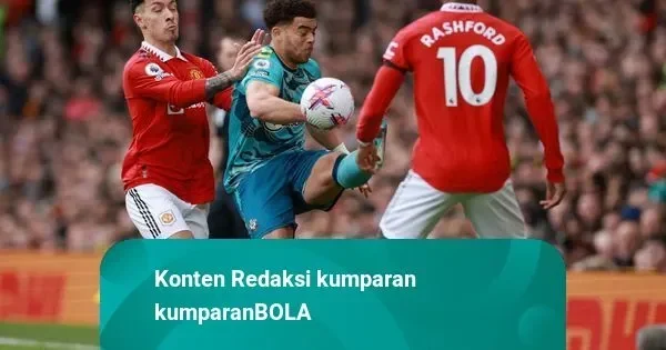 Pemain Manchester United berusaha merebut bola dari pemain lawan di pertandingan Liga Inggris.