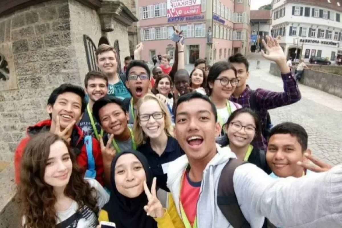 Naufal Takdir Al Bari dan teman-teman berfoto ceria di Rusia.