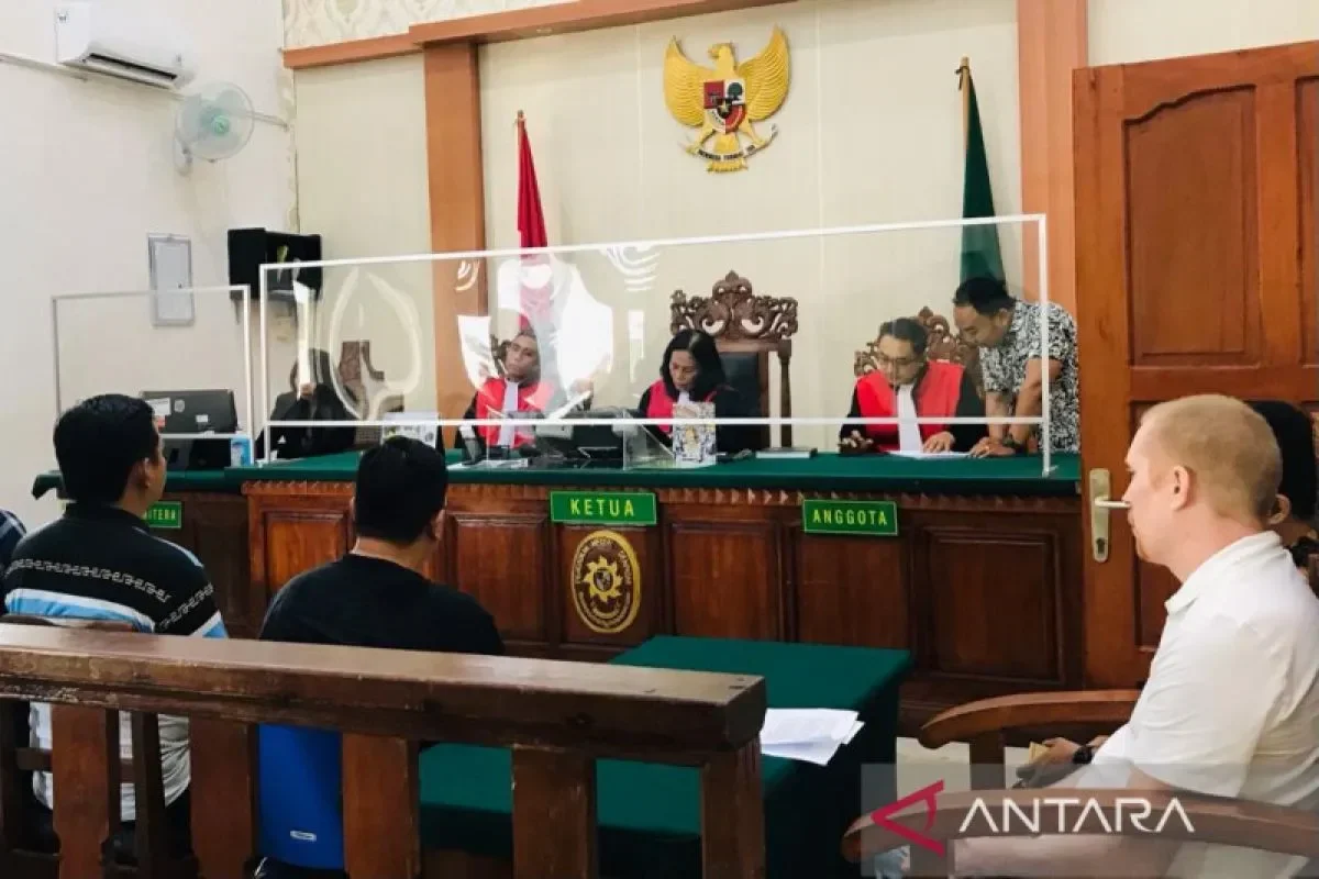 Suasana ruang sidang dengan hakim dan pengunjung.