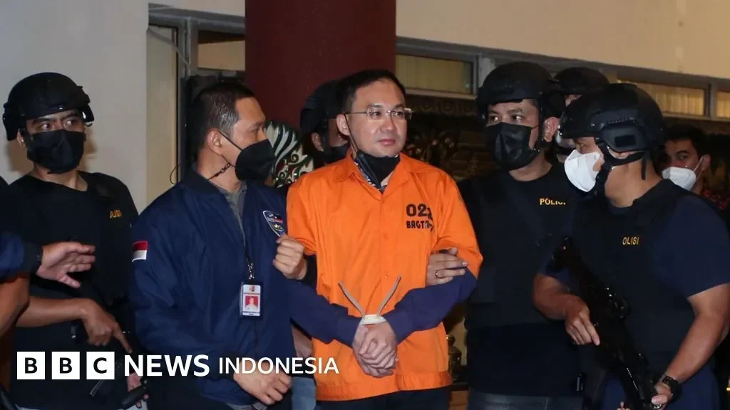 Tersangka Sayful Bahri dikawal petugas kepolisian bersenjata usai penangkapan.