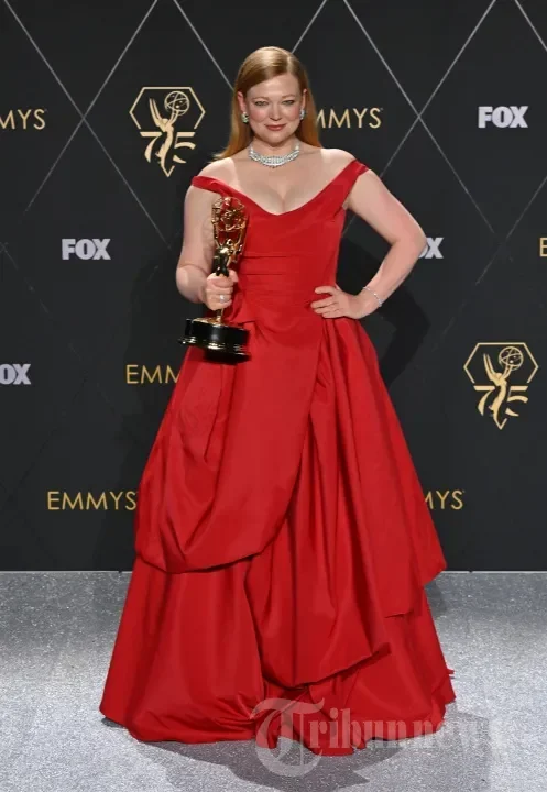 emmy awards 2025 kejutan kemenangan bersejarah intip para bintang the pitt hingga the studio portal berita terbaru