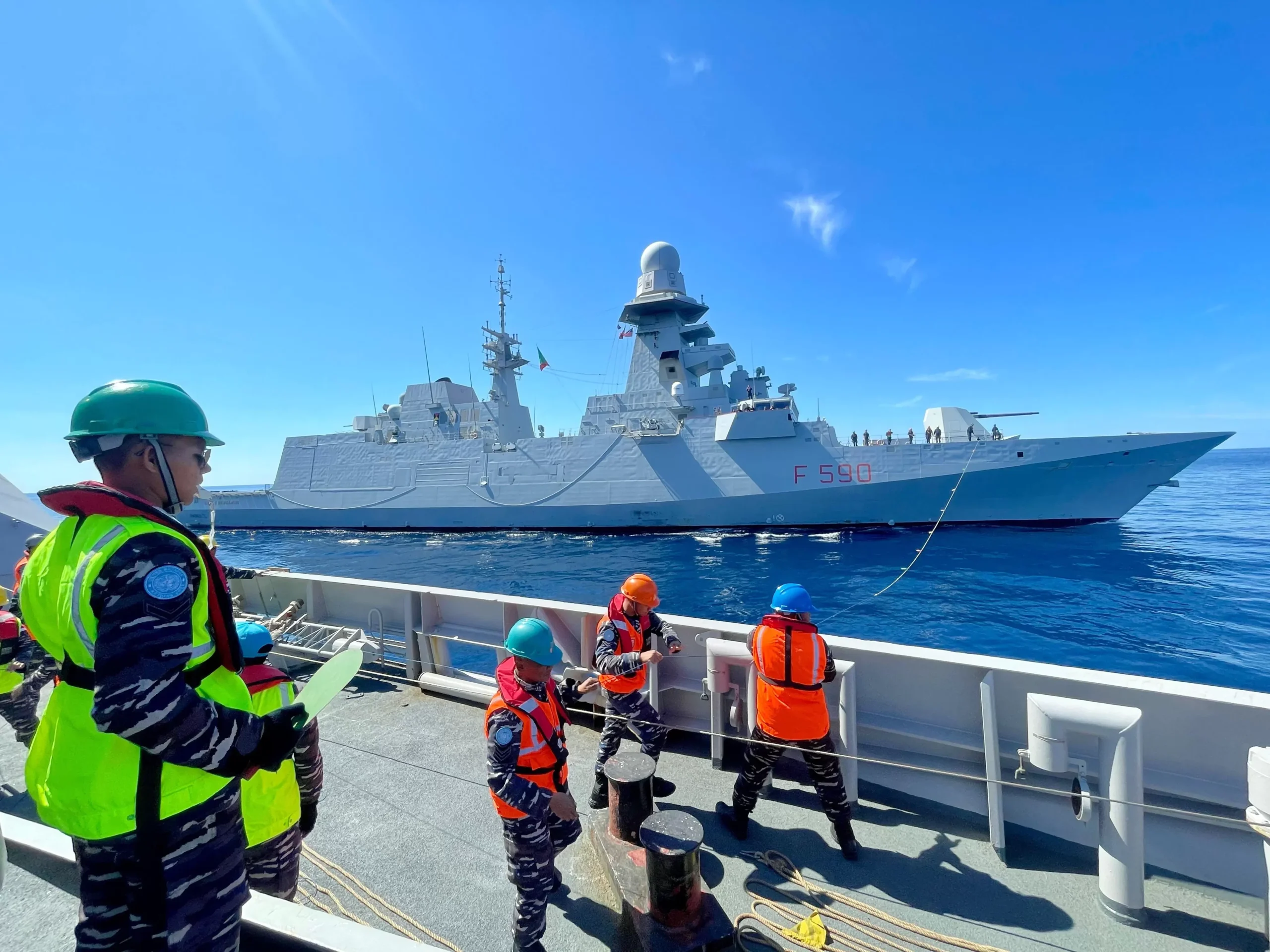 Kapal perang Italia mengawal armada kemanusiaan Global Sumud Flotilla menuju Gaza.