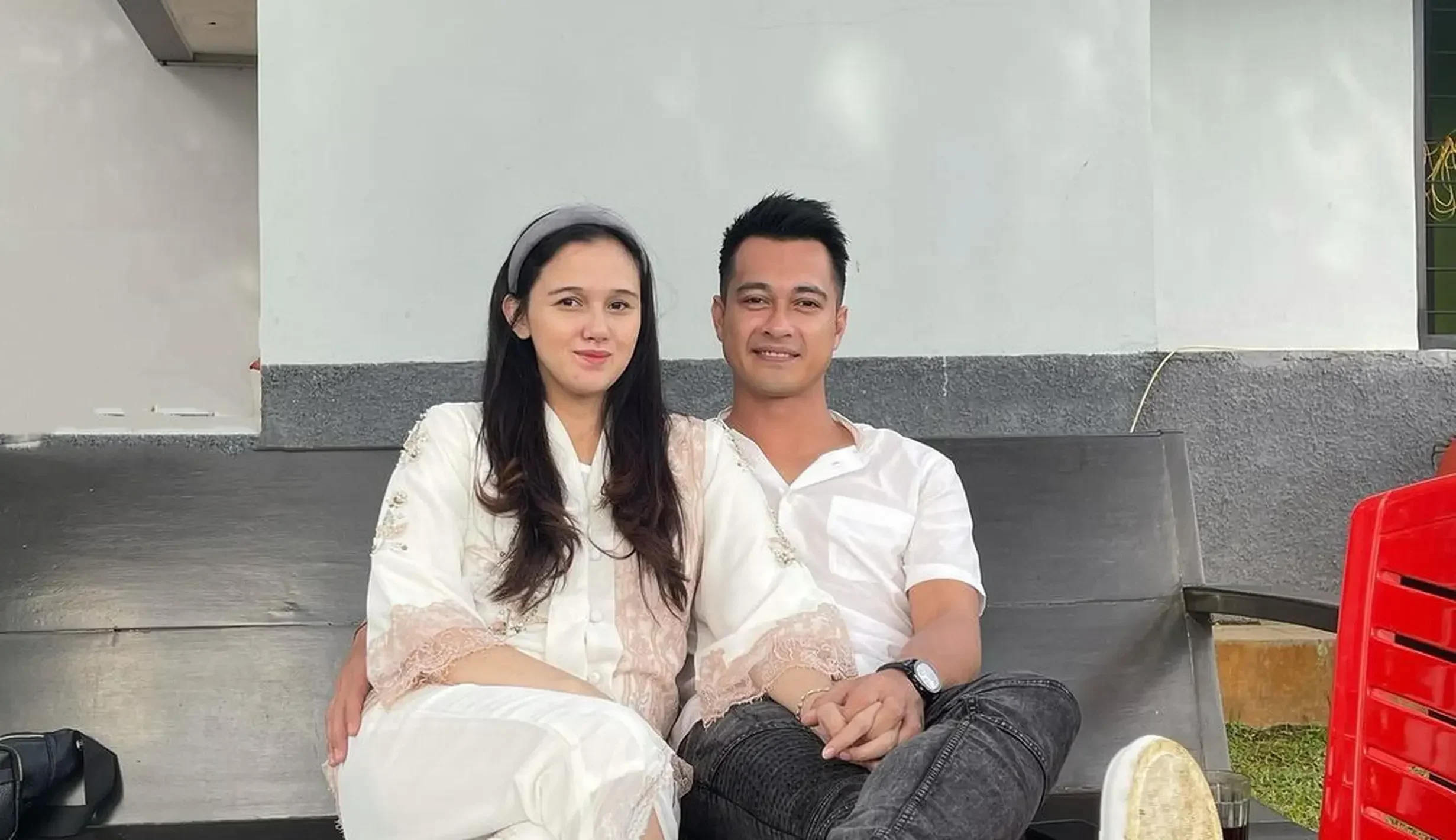 Eza Gionino dan Meiza Aulia Coritha duduk bersama sebelum mediasi perceraian.
