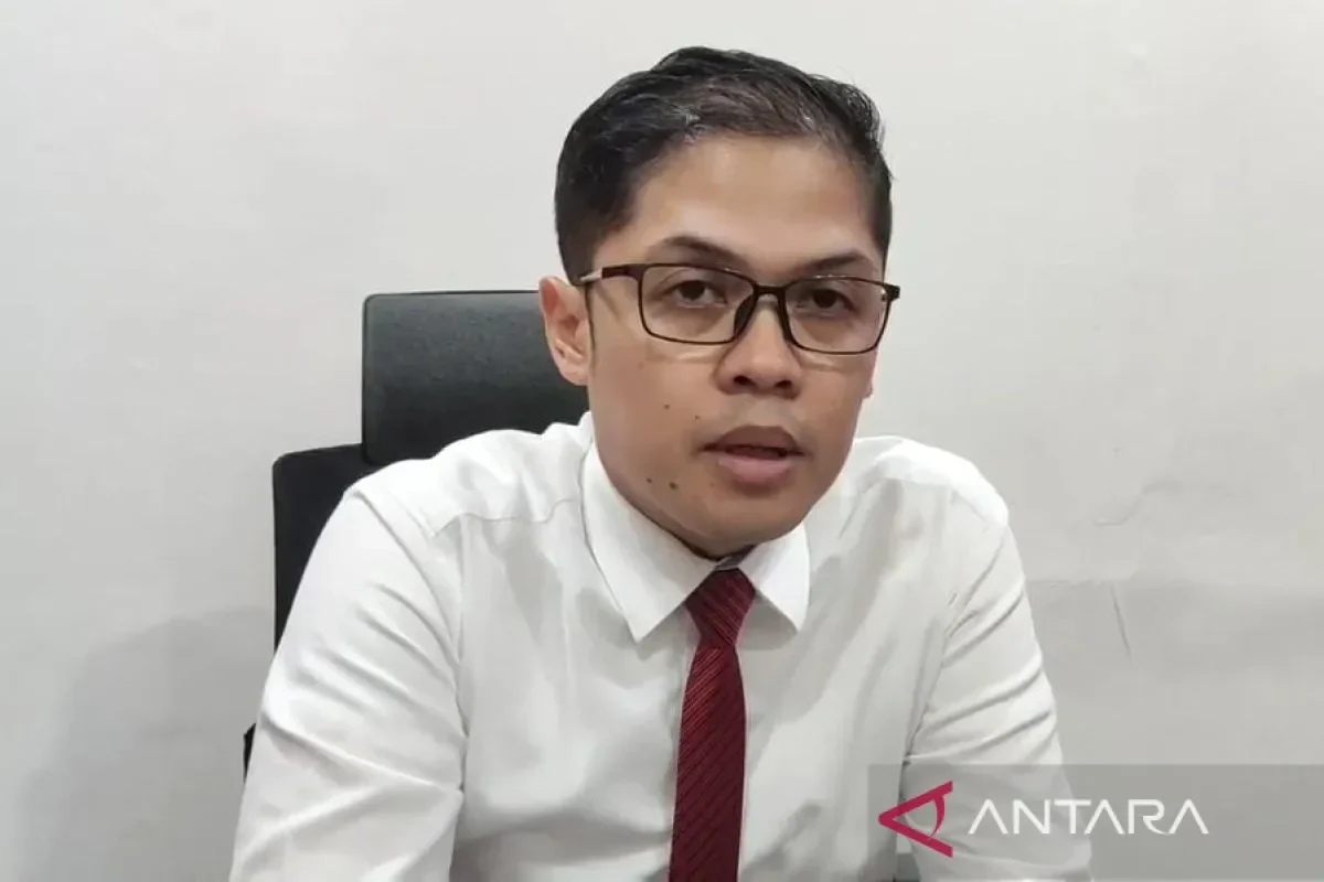 Ilustrasi: Foto seorang pria berkacamata, kemungkinan petugas kepolisian, sedang berbicara.