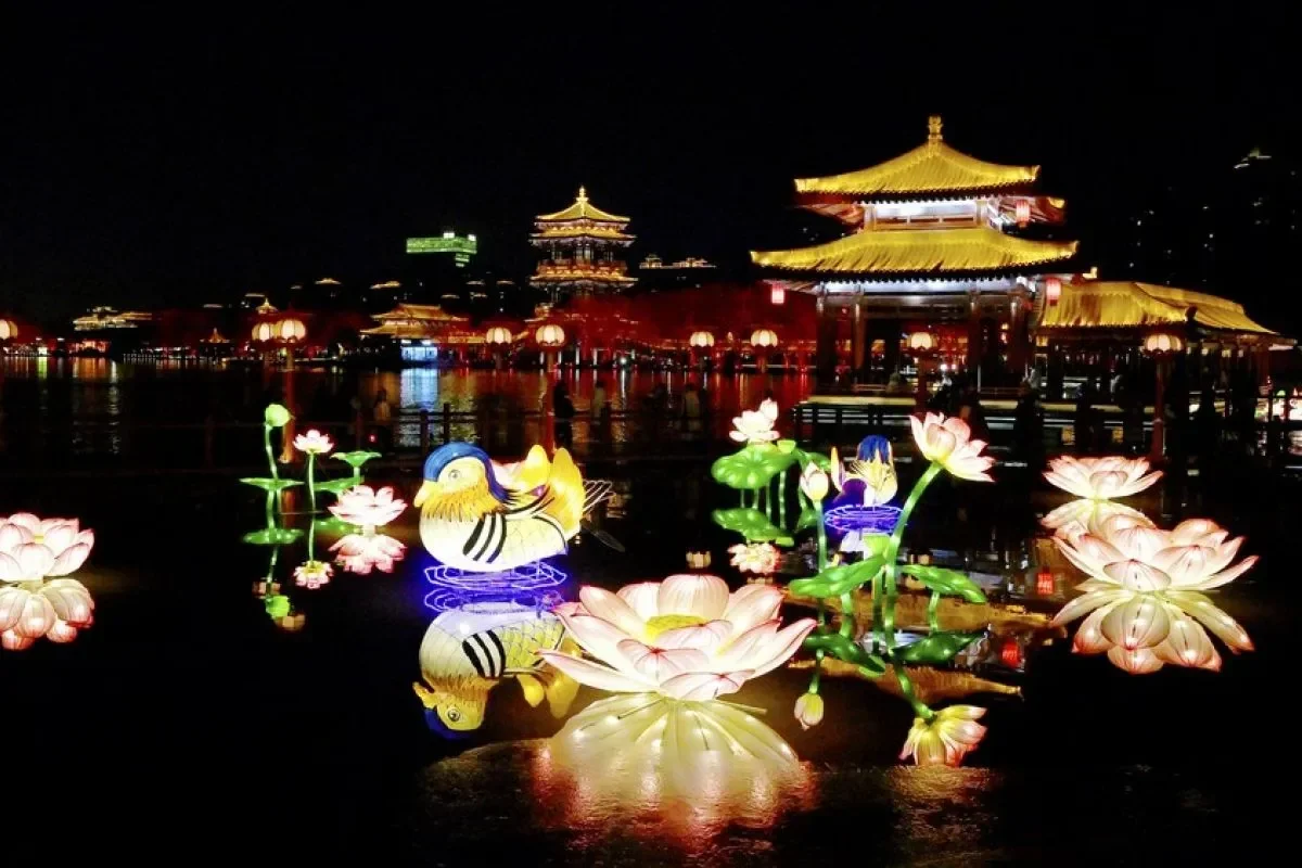 Lampion bunga teratai dan bebek mandarim diterangi di festival cahaya malam Shanghai.
