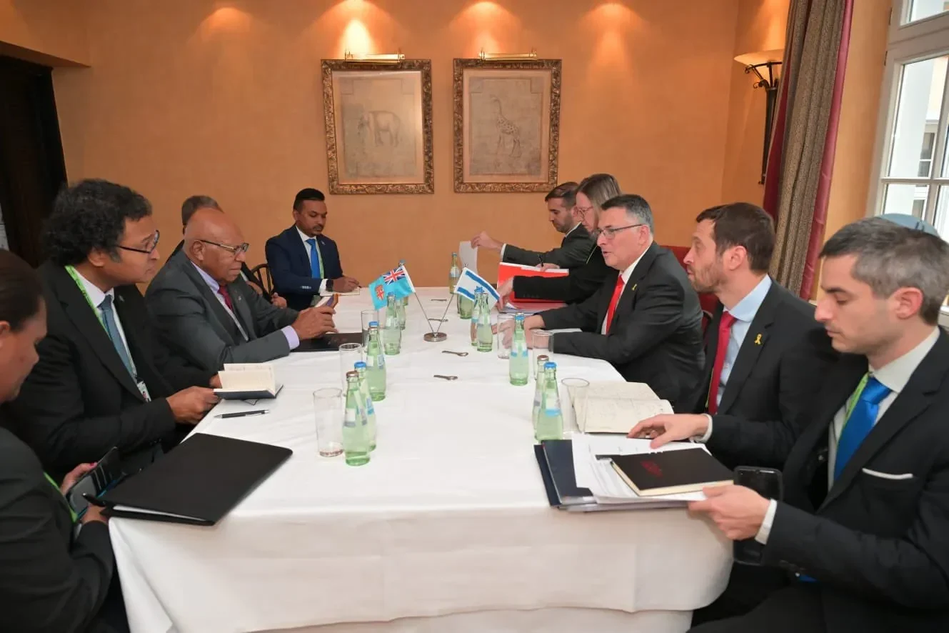 Perdana Menteri Fiji bersama Menteri Luar Negeri Israel dalam pertemuan diplomatik bersejarah.