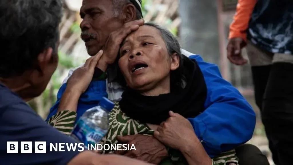Seorang wanita menangis histeris dipeluk pria setelah gempa Filipina.