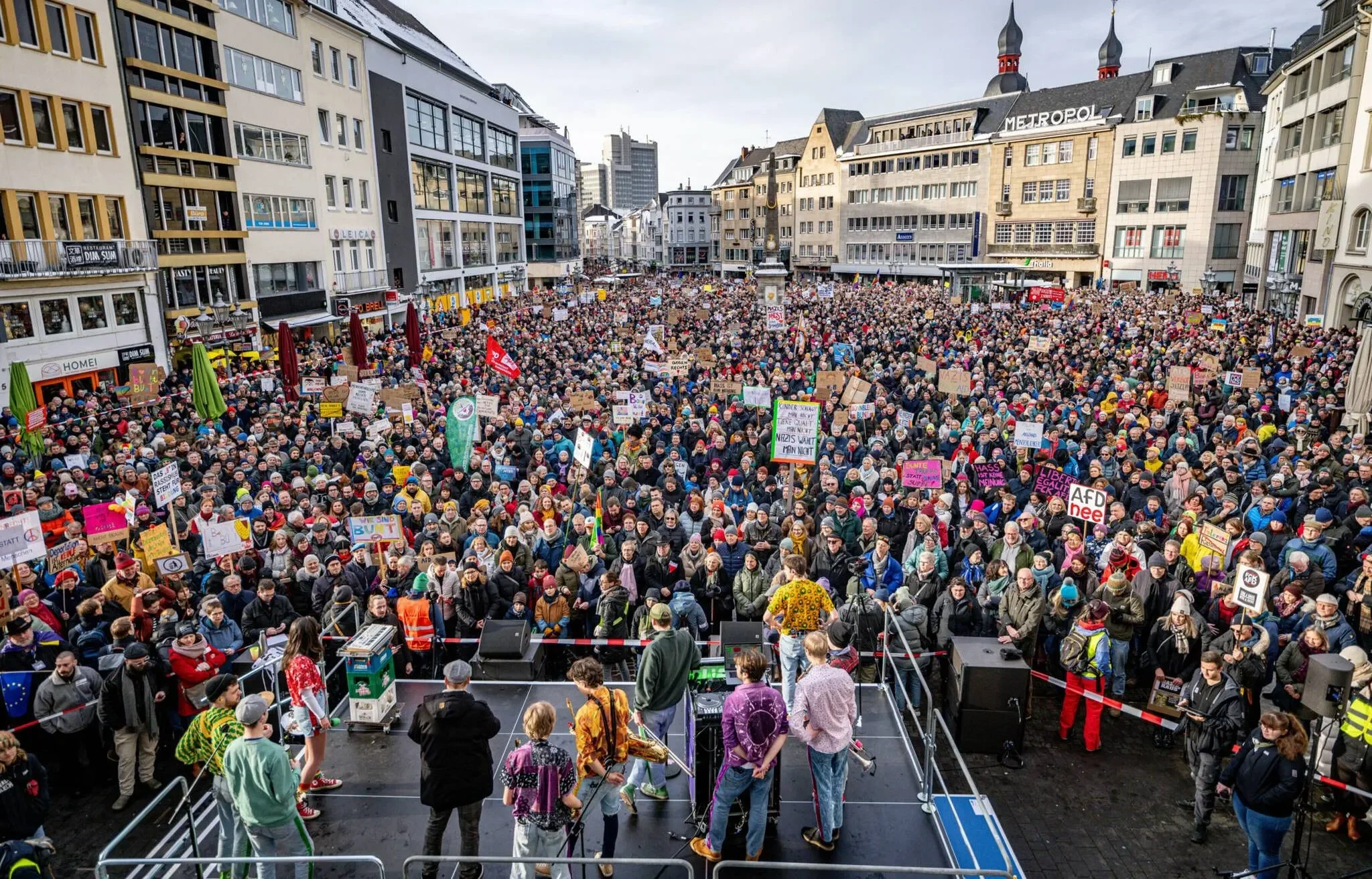 Ribuan demonstran Filipina berkumpul di lapangan, membawa spanduk protes korupsi proyek banjir.