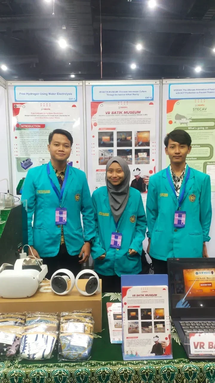 Tiga mahasiswa Universitas Nusa Mandiri berpose di depan poster inovasi mereka.