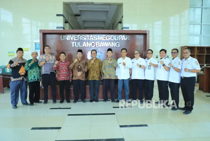Rombongan UMJ dan pejabat Pemda Tulang Bawang berfoto bersama di depan gedung Universitas Megou Pak.