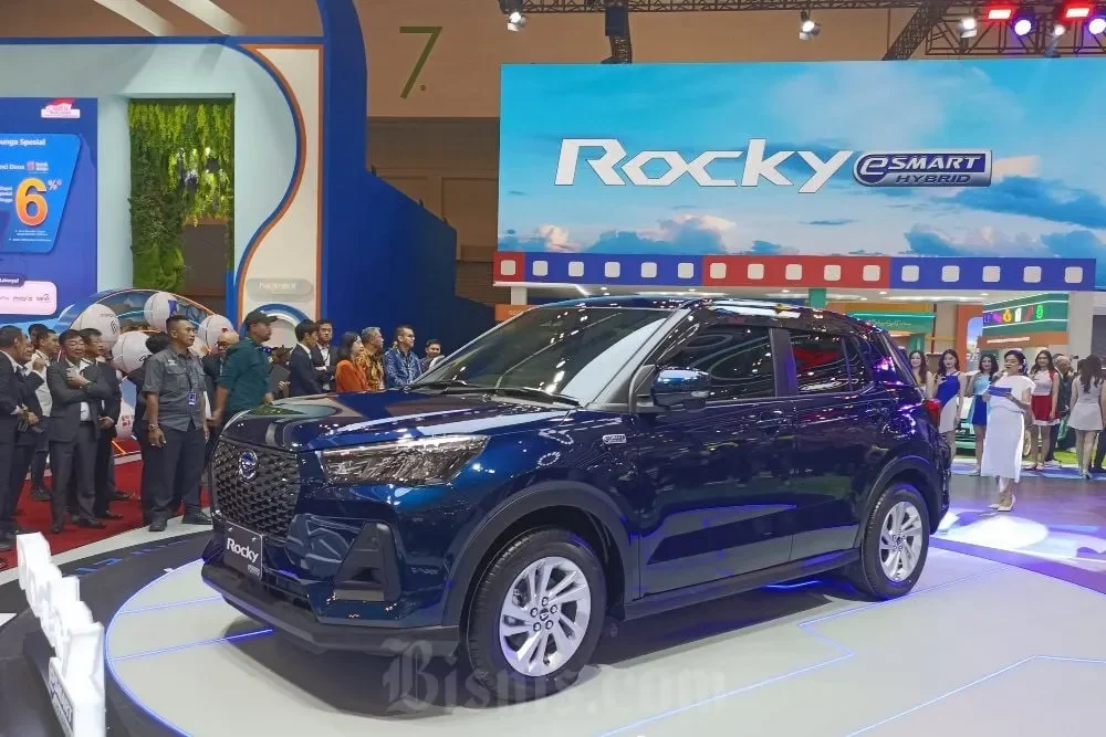 Daihatsu Rocky Hybrid warna biru di pameran, garansi baterai hingga 8 tahun.