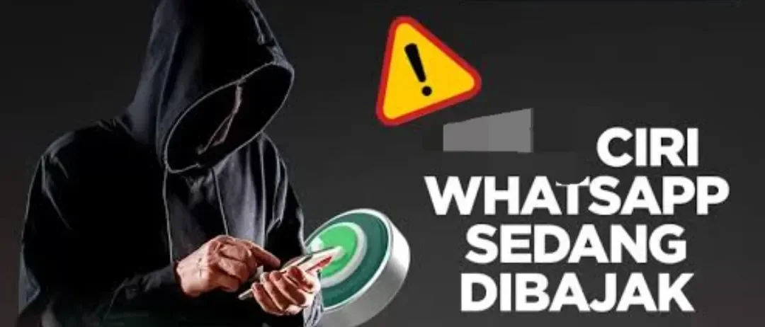 Orang berhoodie hitam menggunakan ponsel, simbol ancaman keamanan digital atau peretasan akun.