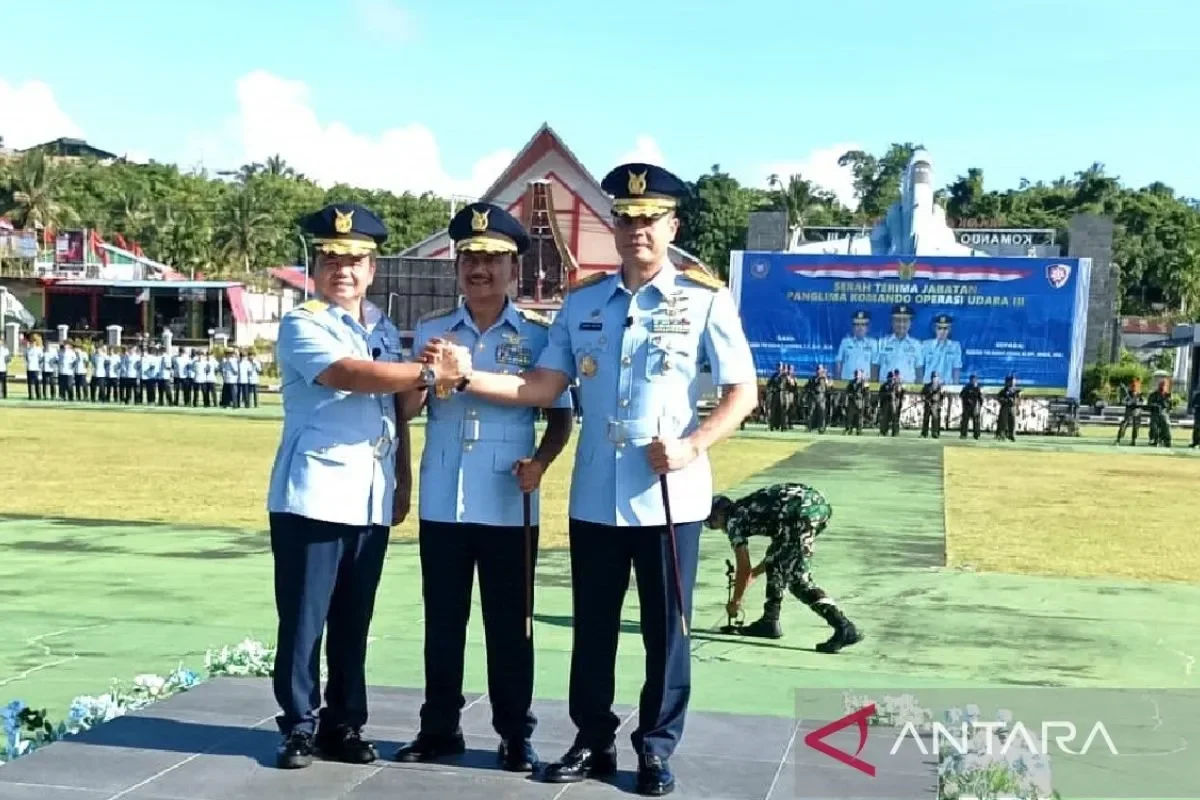 Tiga perwira tinggi militer dalam upacara resmi, menunjukkan ketegasan otoritas negara.
