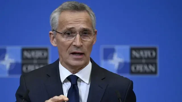 Sekjen NATO Jens Stoltenberg berbicara di depan logo NATO.