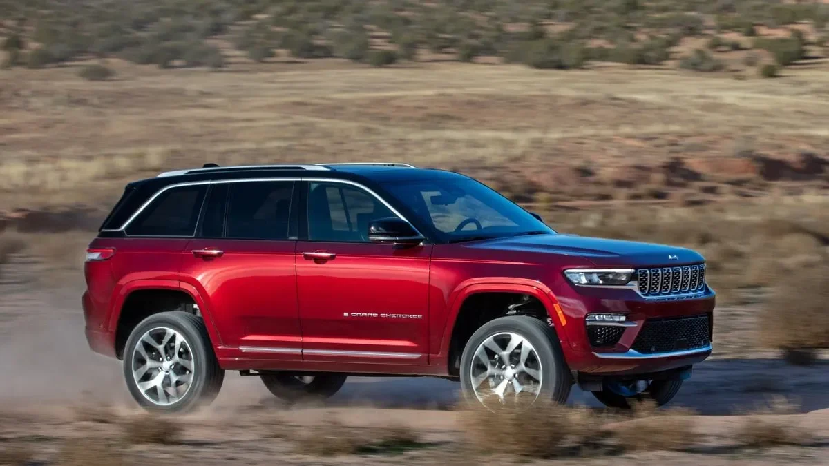 SUV merah dari Stellantis melaju, ilustrasi kendaraan dari raksasa otomotif global.