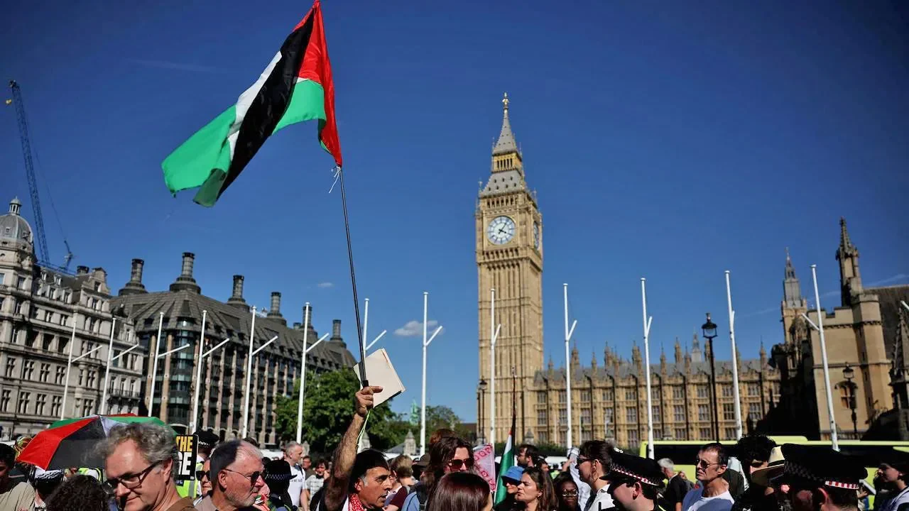 Massa dengan bendera Palestina di depan gedung parlemen, Big Ben tampak belakang.