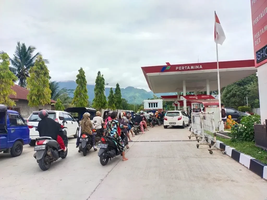 Antrean panjang kendaraan di SPBU Pertamina, pertanda kelangkaan BBM.