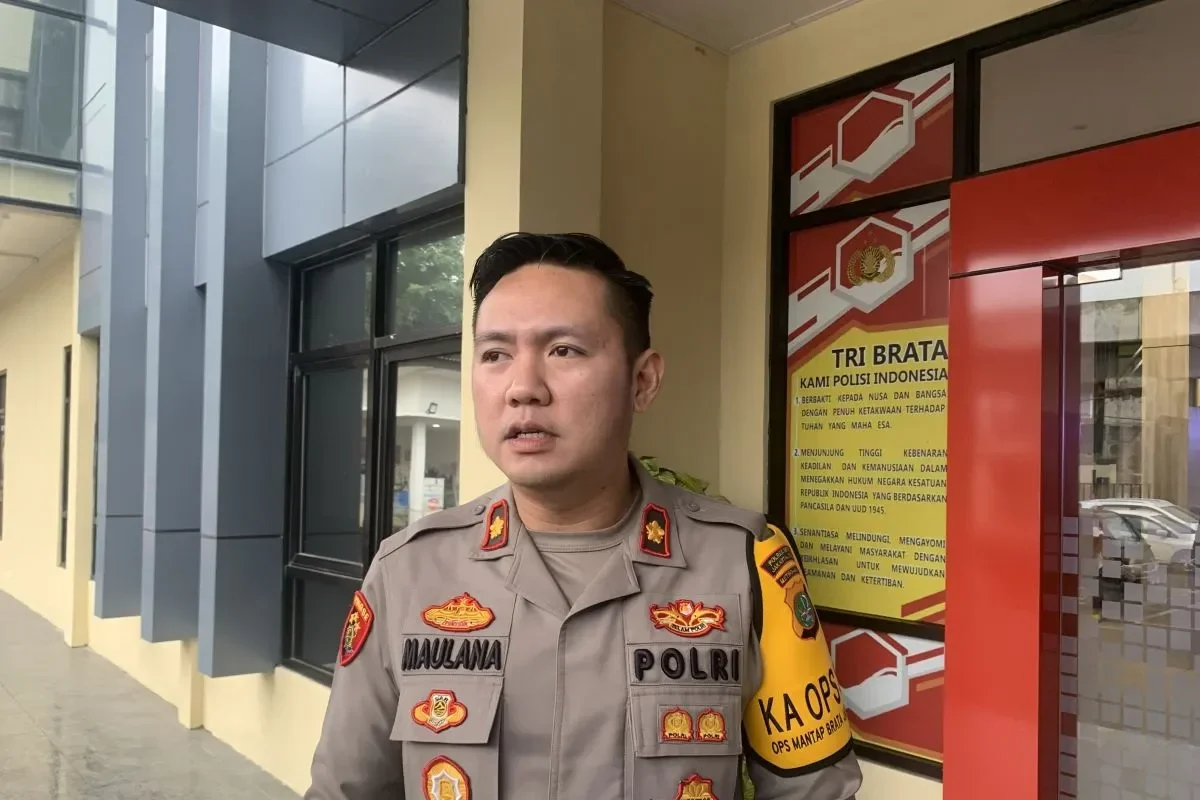 Petugas polisi berseragam Polri memberikan pernyataan terkait penemuan jasad AR di Jakarta Utara.