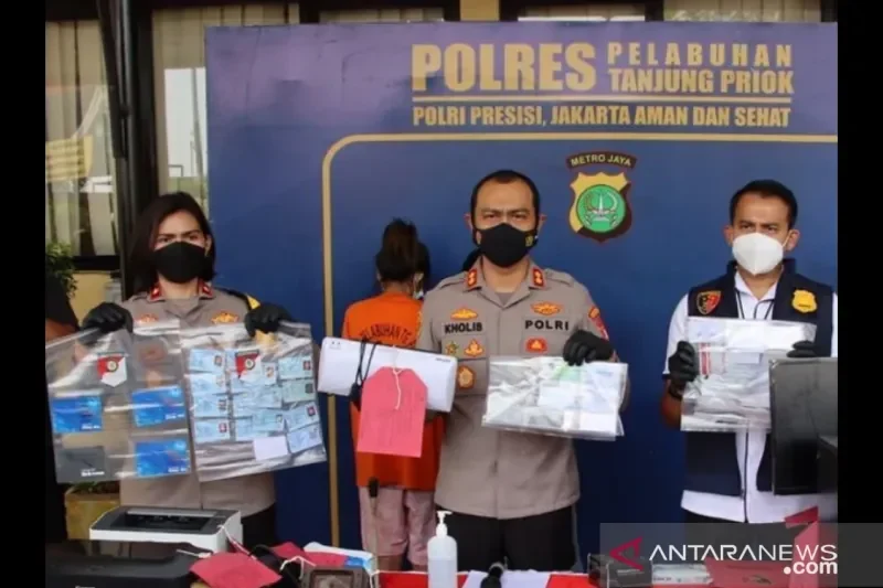 Petugas kepolisian mengamankan pelaku dan barang bukti terkait kasus kebakaran rumah tangga di Cakung.