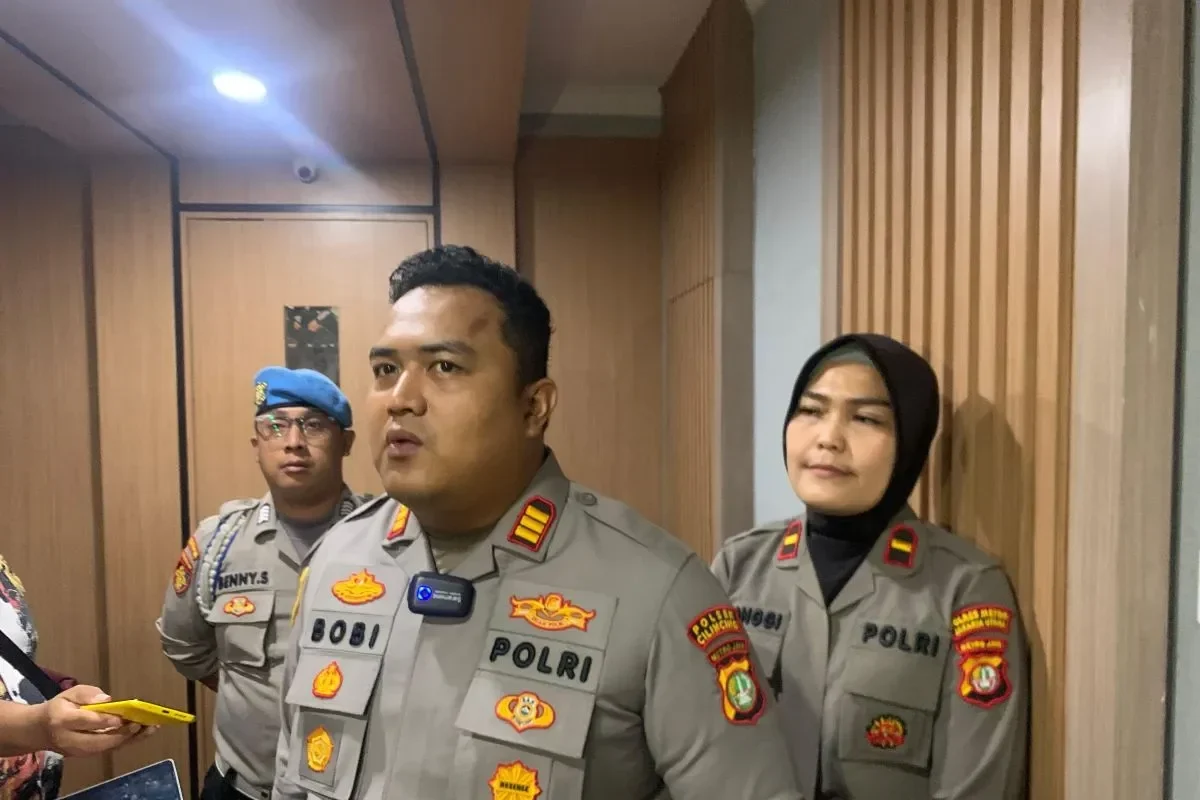 Petugas kepolisian berbusana seragam POLRI siap memberikan keterangan pers.