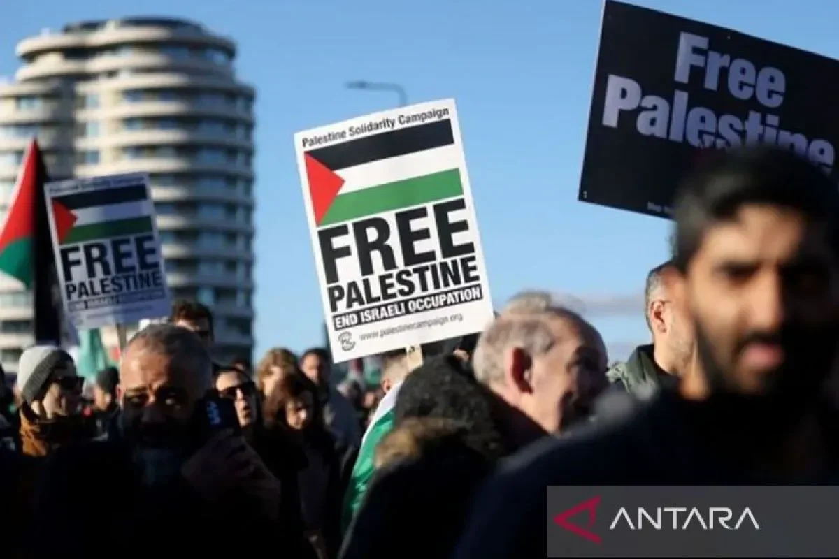 Demonstrasi pro-Palestina di London, membawa spanduk "Free Palestine".