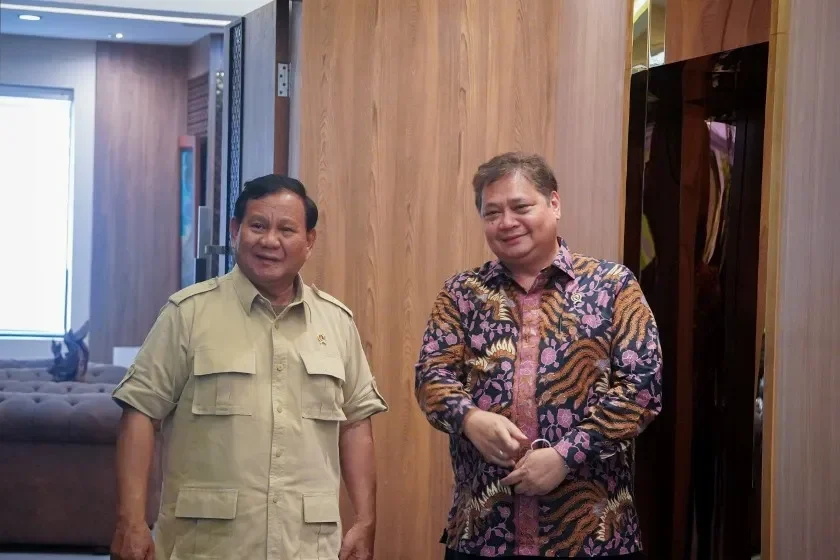 Prabowo dan Airlangga Hartarto berpose bersama, terkait polemik program Makan Bergizi Gratis.