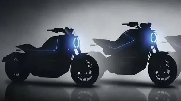 Siluet dua motor listrik naked Honda WN7 bergaya moge dengan lampu depan LED biru.
