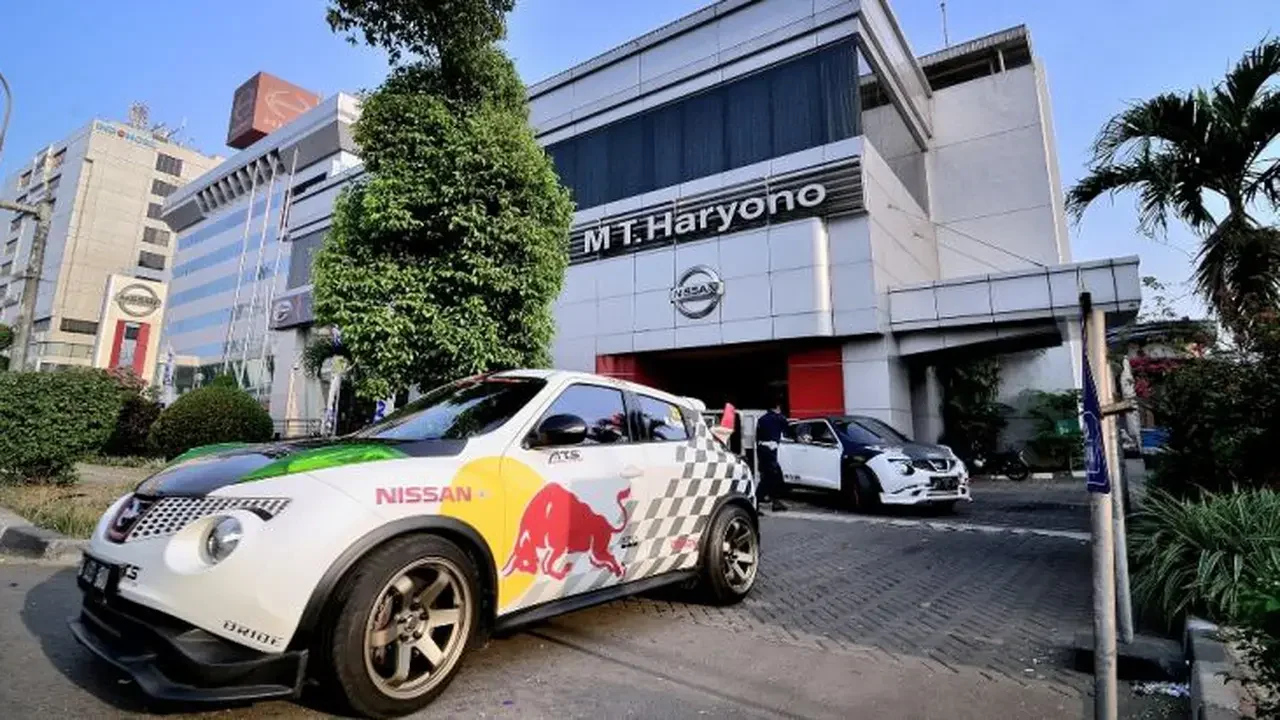 Nissan MT Haryono diserbu dua mobil sport dengan livery menarik.
