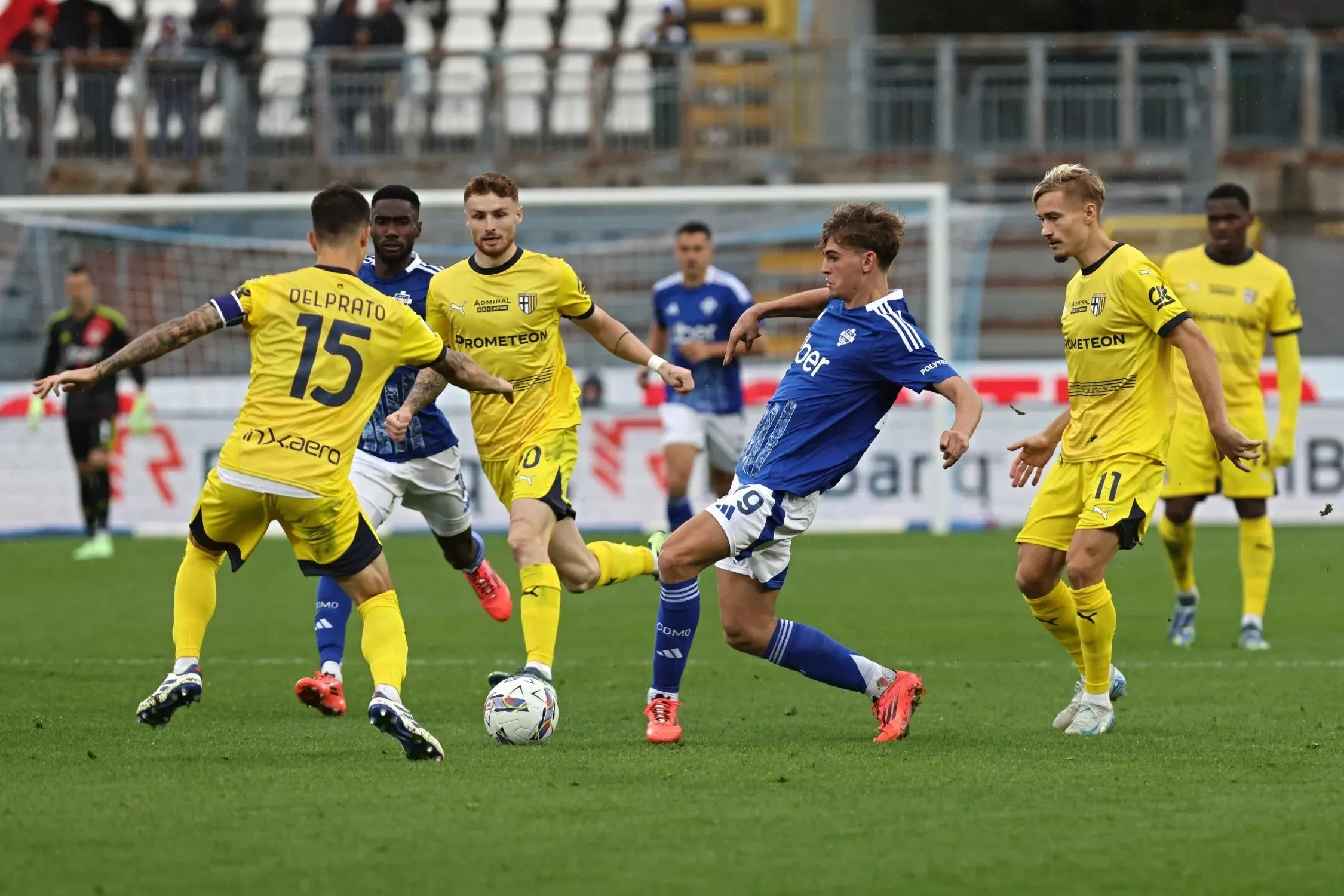 Pemain sepak bola beraksi di lapangan hijau saat pertandingan berlangsung.