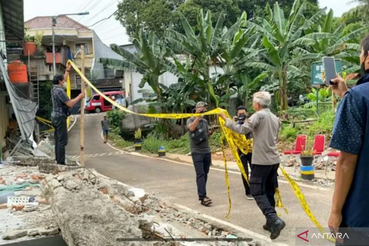 Polisi memasang garis polisi di lokasi penemuan jasad anak di Penjaringan.
