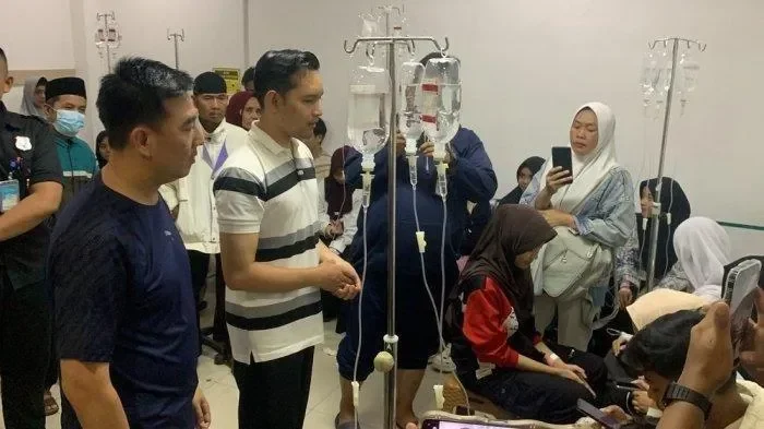 Suasana ruang perawatan dengan beberapa orang yang sedang diinfus.