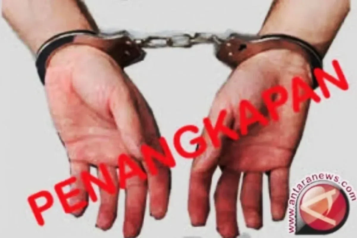 Tangan pelaku narkoba diborgol dengan tulisan "PENANGKAPAN" merah.