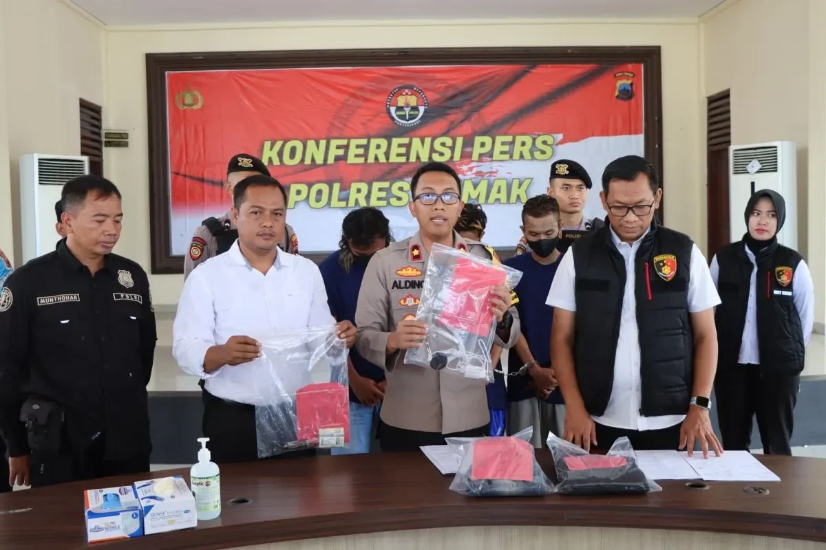 Polisi gelar konferensi pers penganiayaan karyawan Zaskia Adya Mecca, barang bukti dihadirkan.